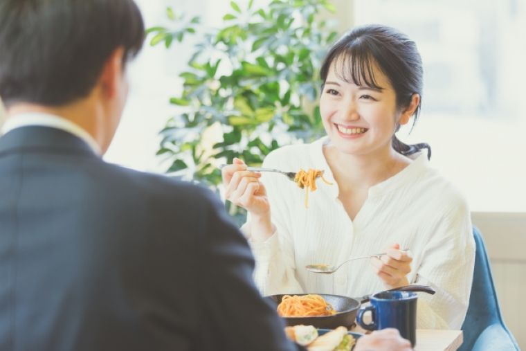 あなたが現在見ているのは 婚活で男性はおごるべき？割り勘？男女の本音とは？